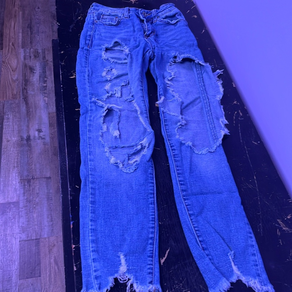 RIPPED JEANS